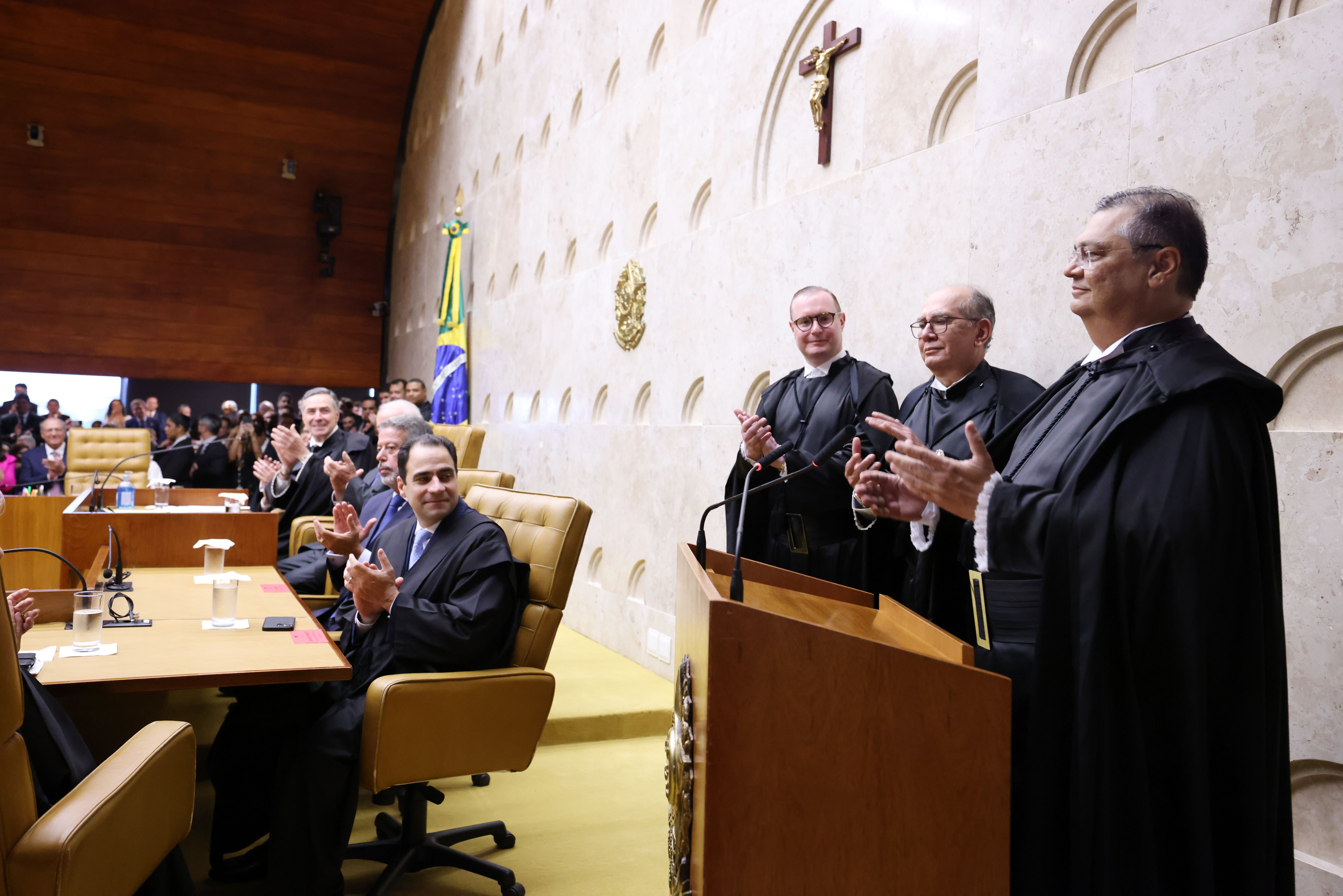 Flávio Dino toma posse no Supremo Tribunal Federal e põe fim à carreira política