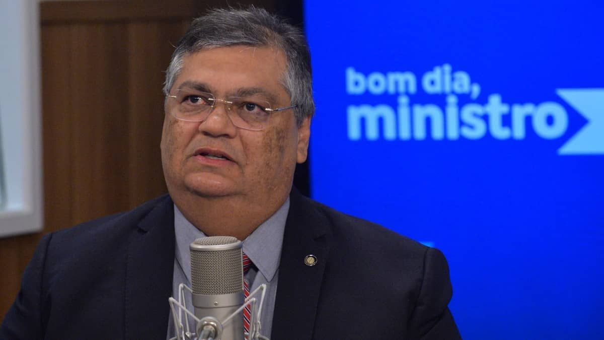 Dino afirma que governo Bolsonaro agiu com 'picaretagem' na segurança pública e responde sobre clubes de tiro