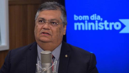 Ministro Flávio Dino (PSB) elogiou novo decreto de armas do governo durante o 'Bom Dia, Ministro' desta quarta-feira (26)
