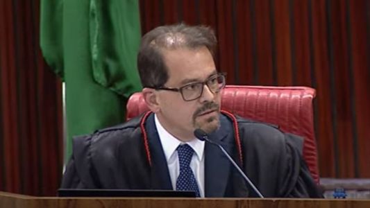 Ministro Floriano de Azevedo Marques foi o terceiro a votar no julgamento da ação contra Jair Bolsonaro (PL) no TSE