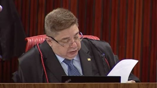 Ministro Raul Araújo, do TSE, foi o segundo a votar no caso do ex-presidente Bolsonaro