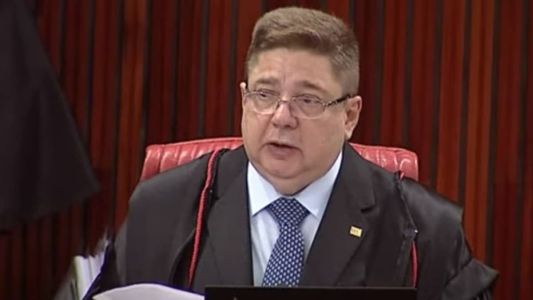 Ministro Raul Araújo votou improcedente ação contra ex-presidente Jair Bolsonaro