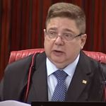 Ministro Raul Araújo vota contra condenação de Bolsonaro; julgamento no TSE está empatado