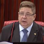 Ministro Raul Araújo vota contra condenação de Bolsonaro; julgamento no TSE está empatado