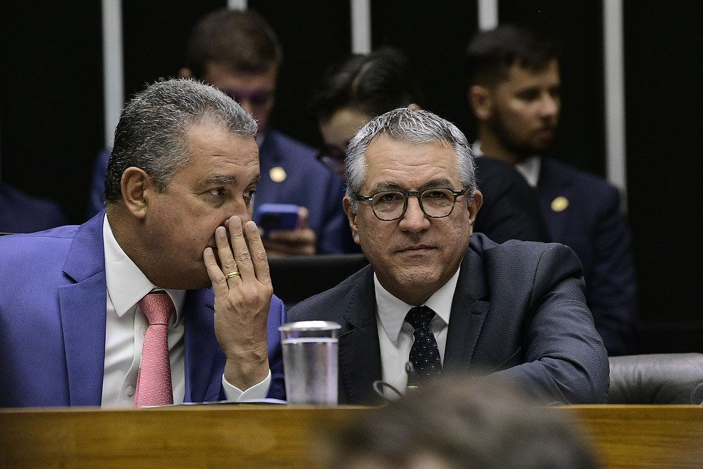 Ministros de Lula intervêm, e sessão do Congresso para analisar vetos presidenciais é adiada