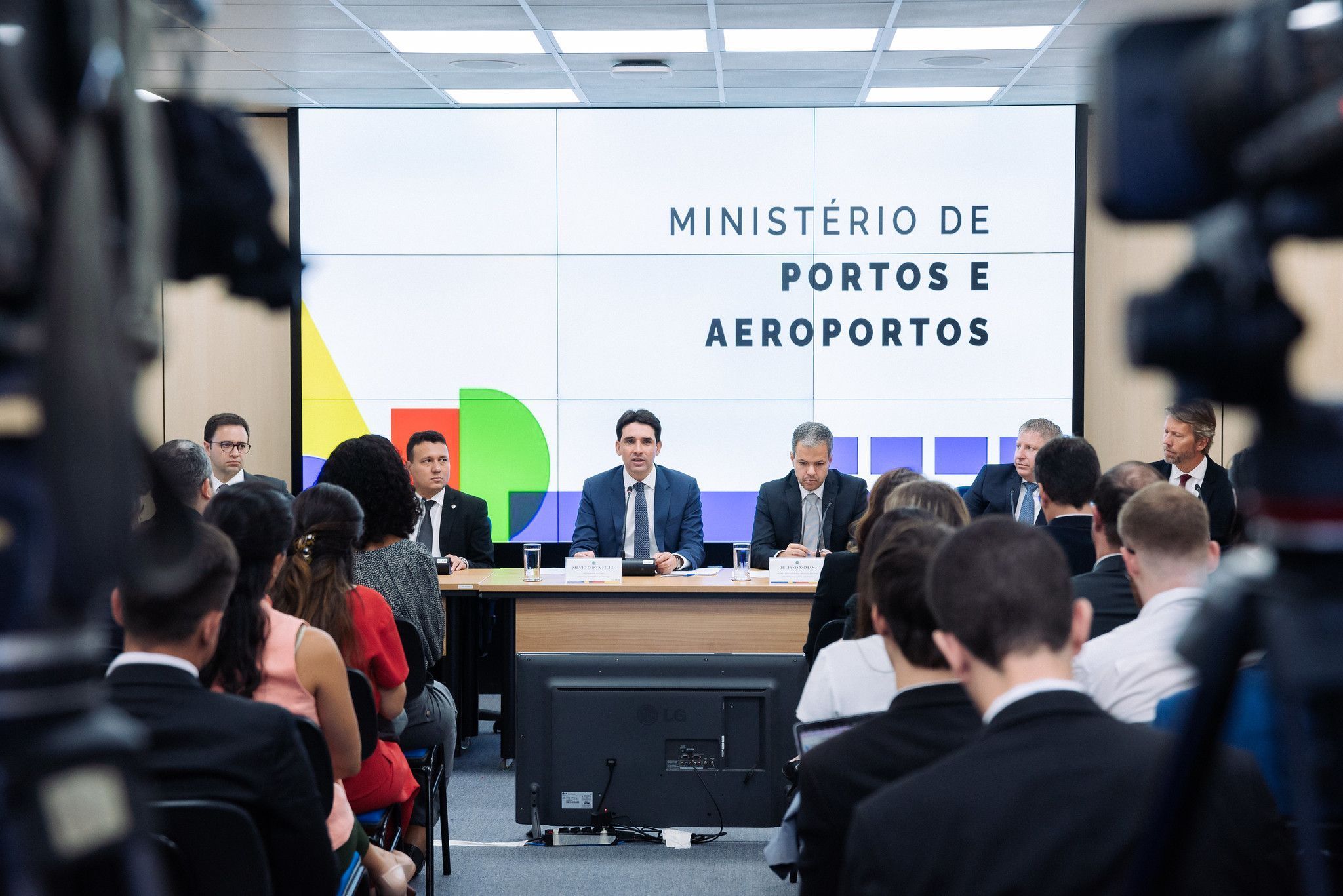 Governo e empresas aéreas anunciam medidas para reduzir preços das passagens, e plano começa a valer em 2024