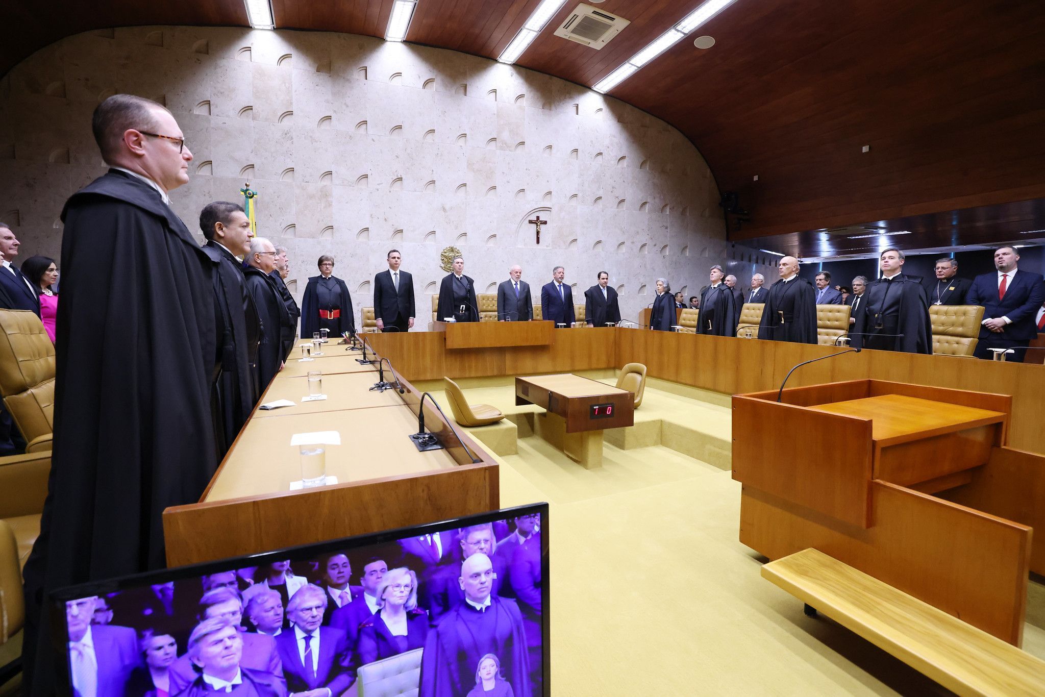 Sessão no STF inicia com silêncio sobre investigações de ministros e ausência de Moraes
