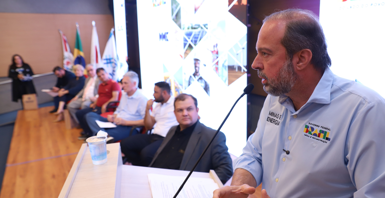 Alexandre Silveira anuncia recursos para melhorias em municípios do entorno do Lago de Furnas