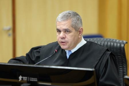 O ministro do Trabalho, Manoel Dias, afirmou nesta quarta-feira que, na próxima terça (18) entregará à presidente Dilma Rousseff uma carta em que coloca o cargo à disposição.