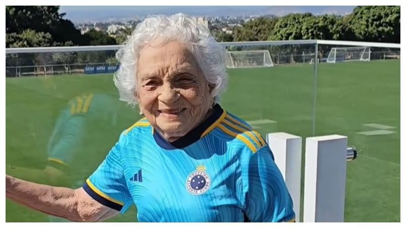 Cruzeiro: torcedora de 104 anos visita Toca II e vive dia especial