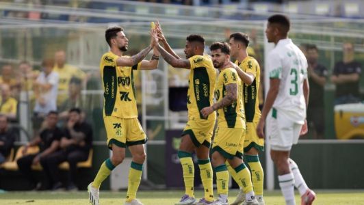 Jogadores do Mirassol comemoram gol sobre o Juventude, pela Série A