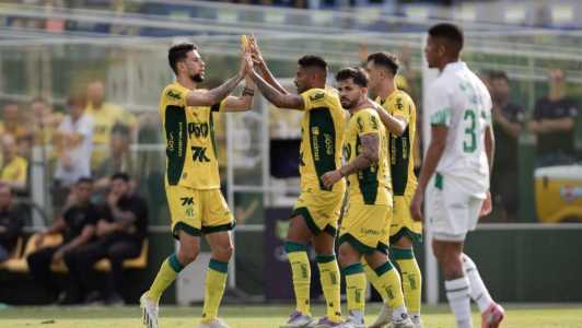 Jogadores do Mirassol comemoram gol sobre o Juventude, pela Série A