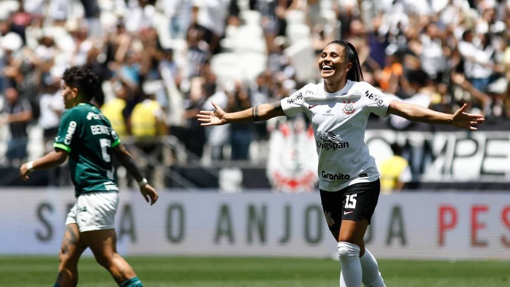 Miriã comemora primeiro gol na Arena e celebra maior goleada da história do estádio do Corinthians