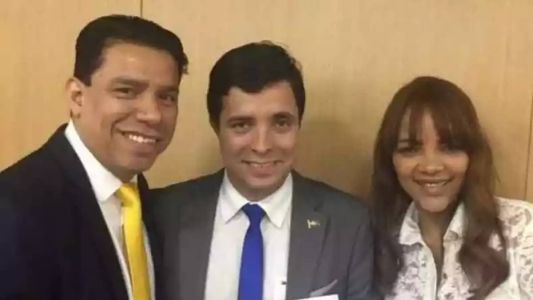 Misael (ao centro) é suplente de vereador em São Gonçalo (RJ)