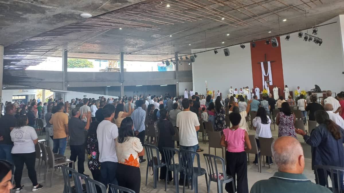 Missa na Catedral Cristo Rei celebra ressureição de Jesus: “A Páscoa renova nossa vida”, diz padre
