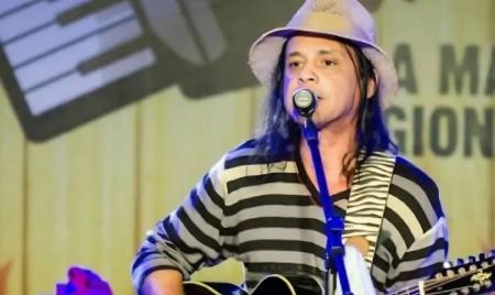 Foto mostra Missinho, fundador e primeiro vocalista do Chiclete com Banana