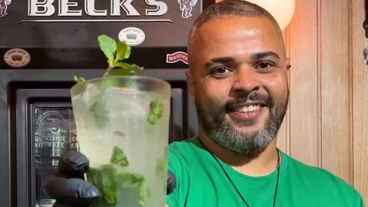 Alexandre Santos, mixologista da Mascate, apresenta o Mojito da casa