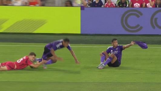 Luis Muriel perdeu o calção após falta em jogo do Orlando City contra o St. Louis City pela MLS 2025