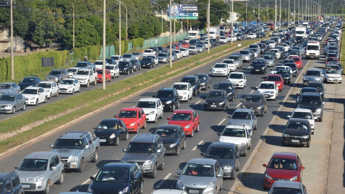 Um terço dos brasileiros passam mais de 1h por dia no trânsito, diz CNI