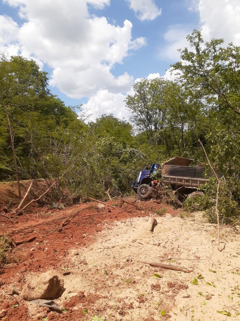 Acidente com caminhão caçamba deixa homem gravemente ferido em Santa Rosa de Lima