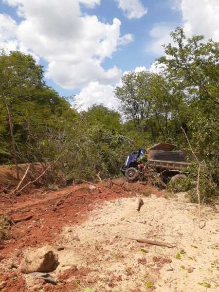 Caminhão tombado em estrada de terra em Montes Claros