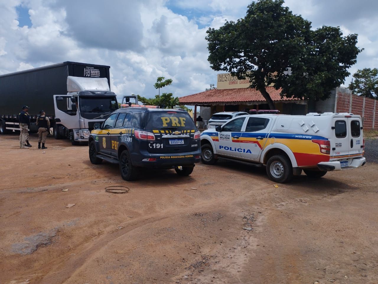Caminhoneiro é preso por violência doméstica e descumprimento de medida protetiva na BR-251, em Montes Claros