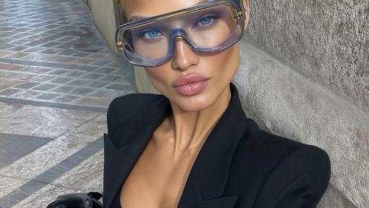 Moda feminina estilo elegante usando roupa simples