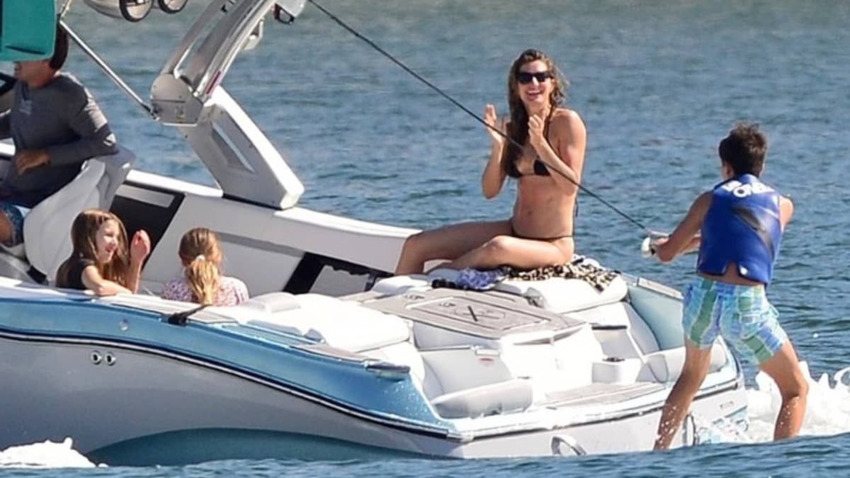 Gisele Bündchen é flagrada na praia em dia de verão com os filhos; veja fotos  