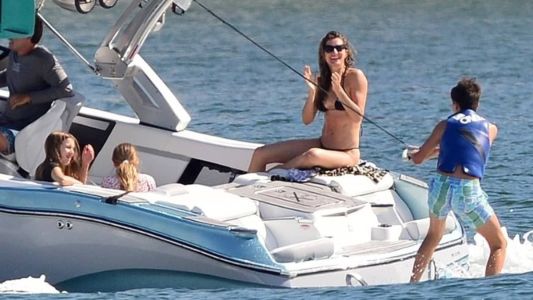 Modelo brasileira levou os filhos para praticarem wakeboard, na Flórida