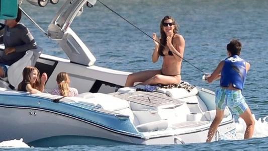 Modelo brasileira levou os filhos para praticarem wakeboard, na Flórida