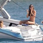 Gisele Bündchen é flagrada na praia em dia de verão com os filhos; veja fotos