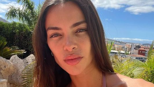 Modelo Joana Sanz visitou o marido Daniel Alves na prisão, na Espanha, neste domingo (5)