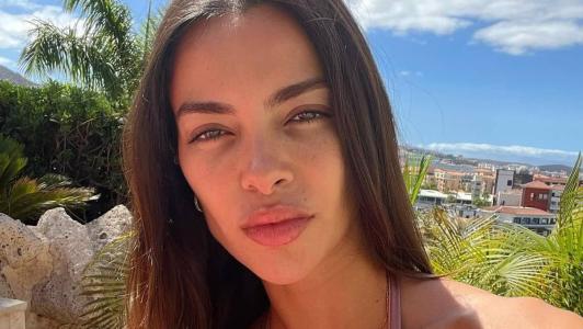 Modelo Joana Sanz visitou o marido Daniel Alves na prisão, na Espanha, neste domingo (5)