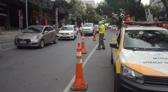 Aqui, tô vendo aqui que este finds já tá pipocando de canrvaal. Operação especial de trânsito para o Vestibular Seriado UFMG neste domingo (14)