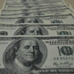 Dólar cai para R$ 4,73 e alcança o menor valor desde abril de 2022; bolsa fecha em alta