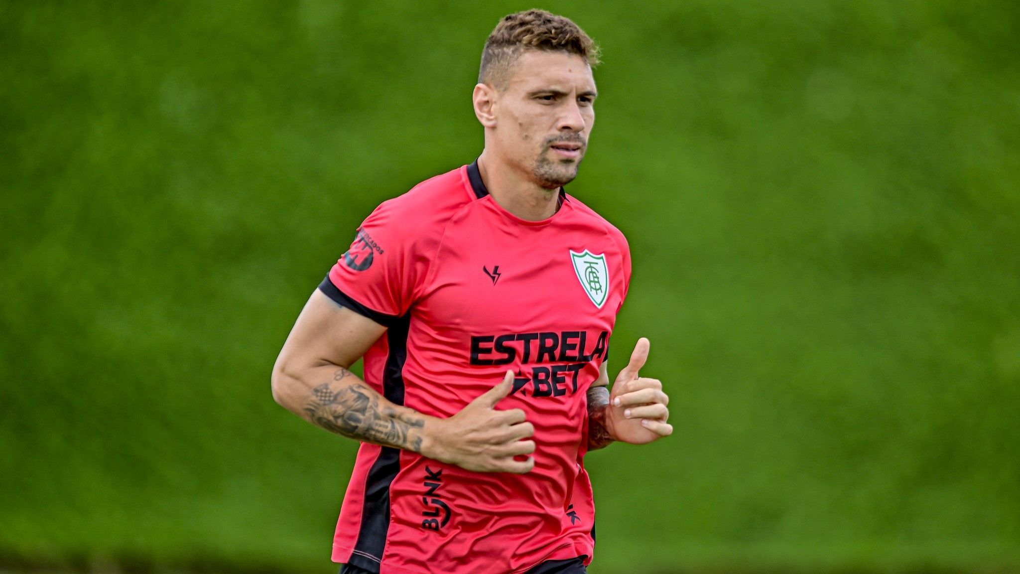 Técnico do América faz previsão para retorno de titulares e estreia de reforço