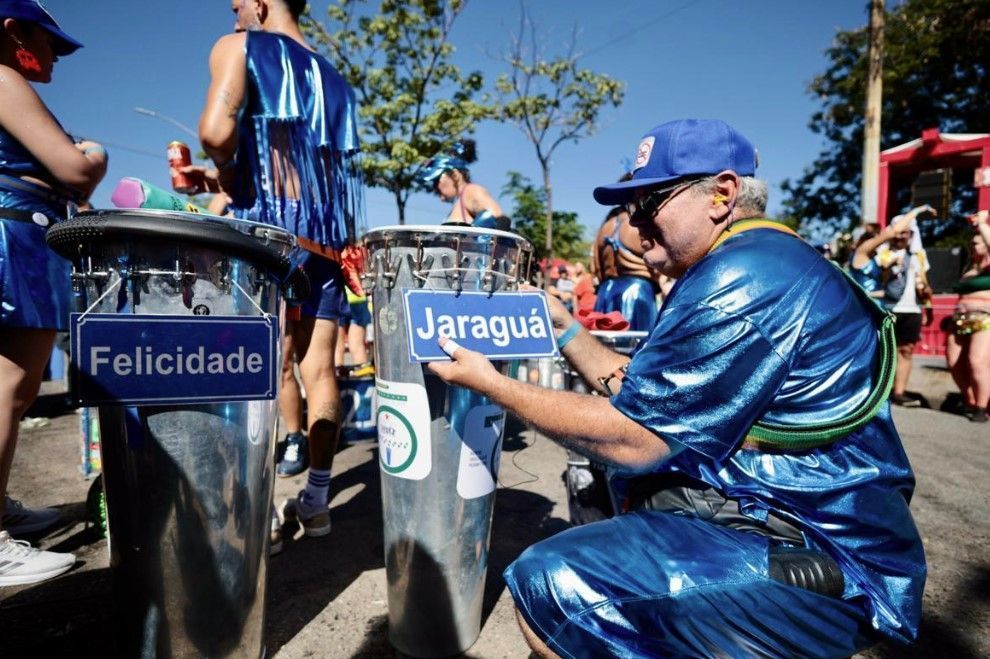 'Vi gente comendo pé de frango em ônibus lotado', lembra foliã sobre a linha homenageada no Tchanzinho