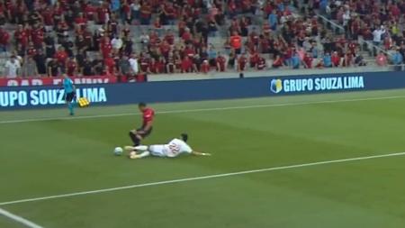 Momento da entrada de Nico Hernández em Vitor Roque