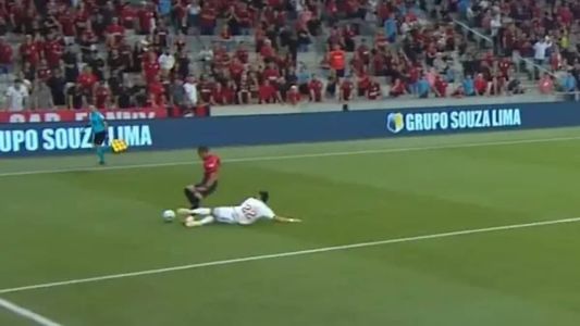 Momento da lesão de Vitor Roque na partida entre Athletico x Inter, na quinta