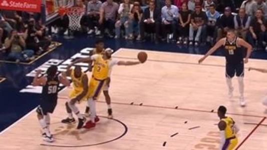 Momento da lesão de LeBron James