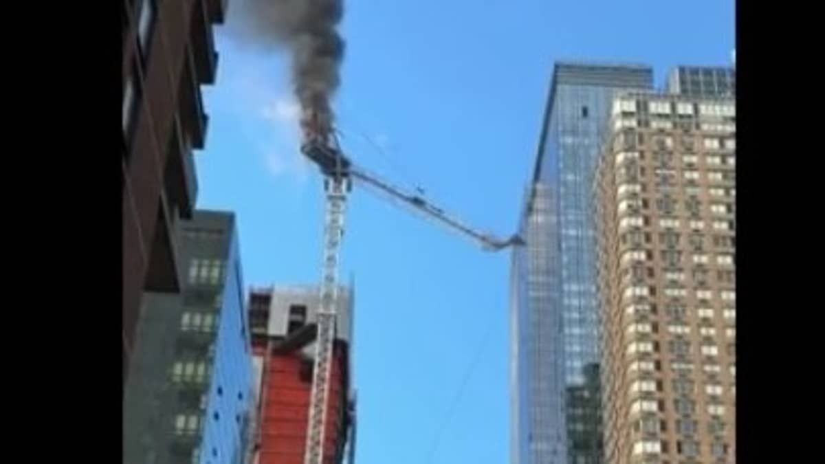 Guindaste pega fogo, despenca, atinge prédio e cai em Nova York, nos Estados Unidos