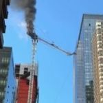 Guindaste pega fogo, despenca, atinge prédio e cai em Nova York, nos Estados Unidos