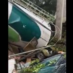 Caixa d'água de supermercado cai e atinge vários carros em estacionamento; veja o vídeo