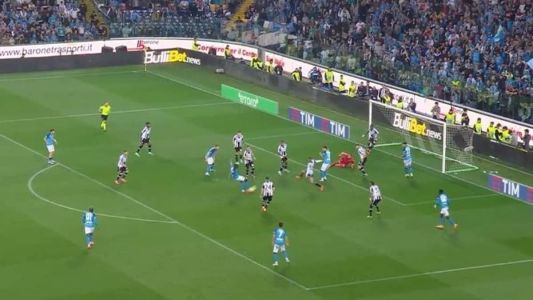 Momento do chute do gol de empate do Napoli