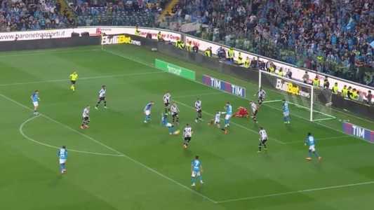 Momento do chute do gol de empate do Napoli