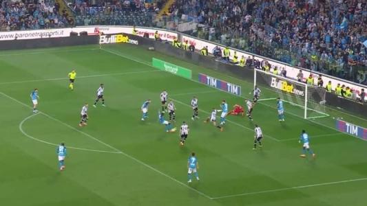 Momento do chute do gol de empate do Napoli