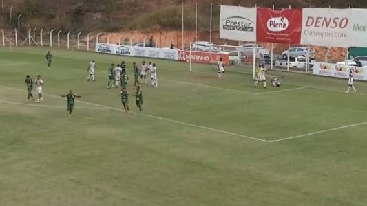 Momento do pênalti, aos 48 minutos do segundo tempo