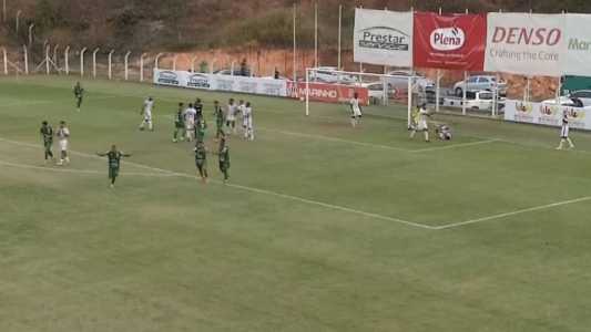 Momento do pênalti, aos 48 minutos do segundo tempo