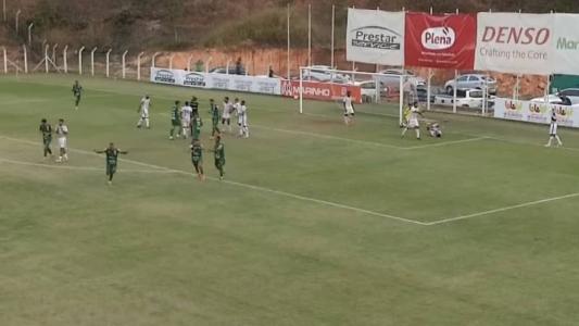 Momento do pênalti, aos 48 minutos do segundo tempo