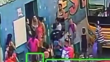 Vídeo: vice-diretora é agredida em porta de escola por avó de aluno na Grande BH
